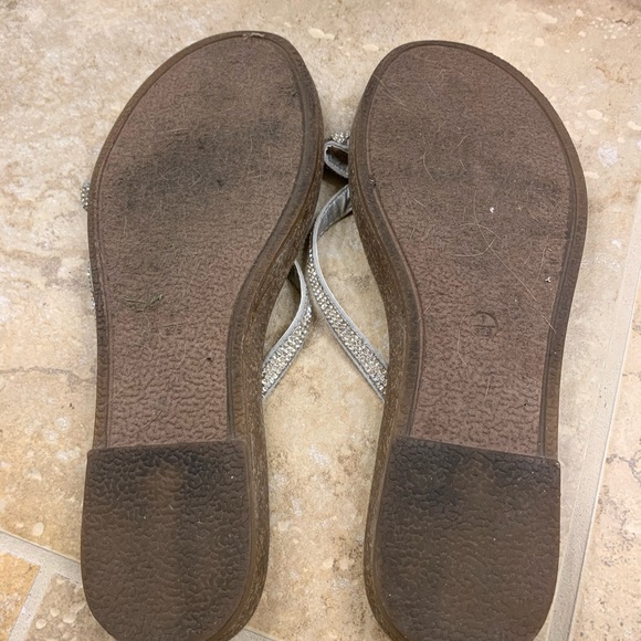 Chinese Laundry sparkly silver flip flops - Picture 2 of 2